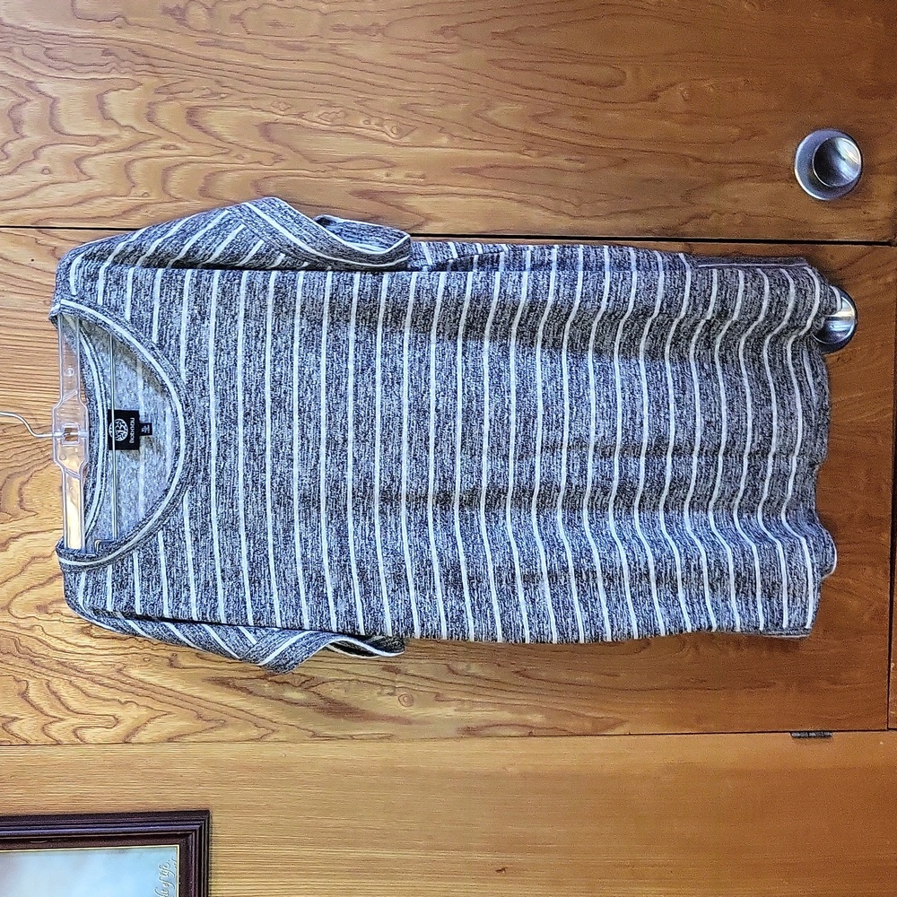NWOT Bobeau gray and white knit tee